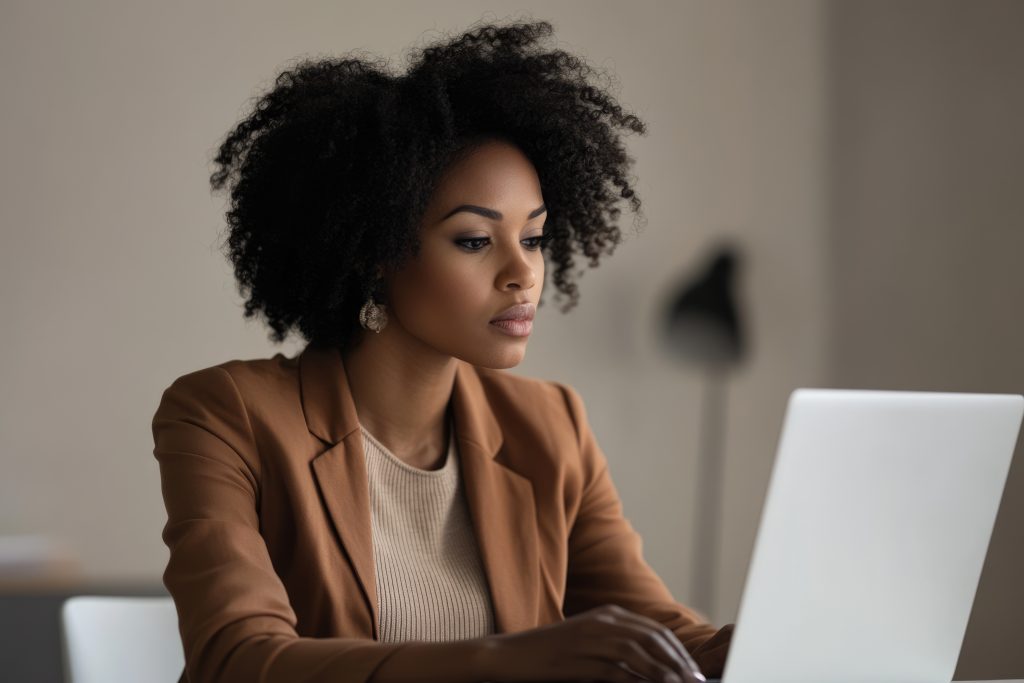Refonte de site web Femme concentrée travaillant sur un ordinateur portable